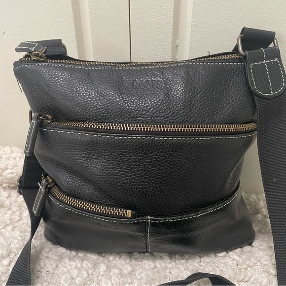 Roots Vintage Black Leather Crossbody Bag Purse - Picture 3 of 8